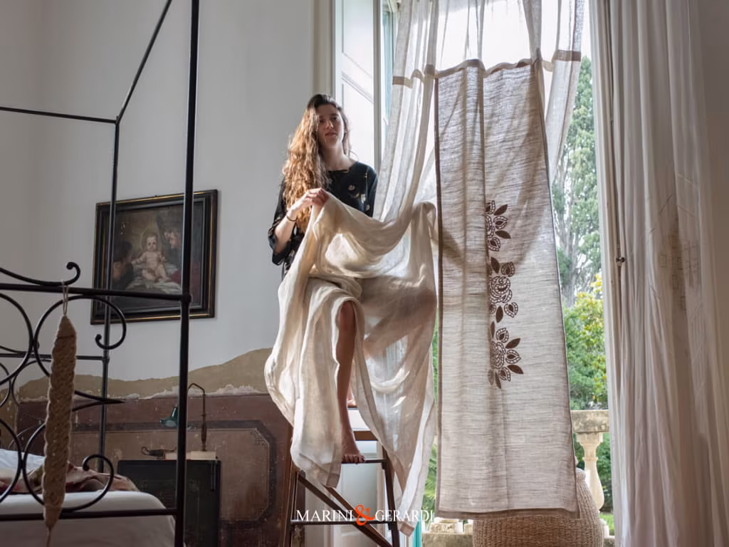 Alba Chiara Tenda Lino Camera Da Letto Con Fiori A Pannello - Marini & Gerardi ALBA CHIARA rose - Tende Moderne di lino a fiori