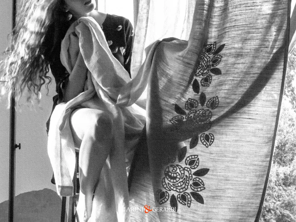 Alba Chiara Tenda Lino Telo Ricamato Particolare Fiore - Marini & Gerardi Alba Chiara Tenda Lino Telo Ricamato Particolare Fiore - Marini & Gerardi