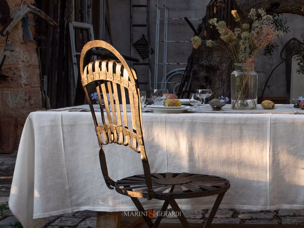Tovaglie eleganti di lino bianco stile shabby con runner rustico Tovaglie eleganti di lino bianco stile shabby con runner rustico