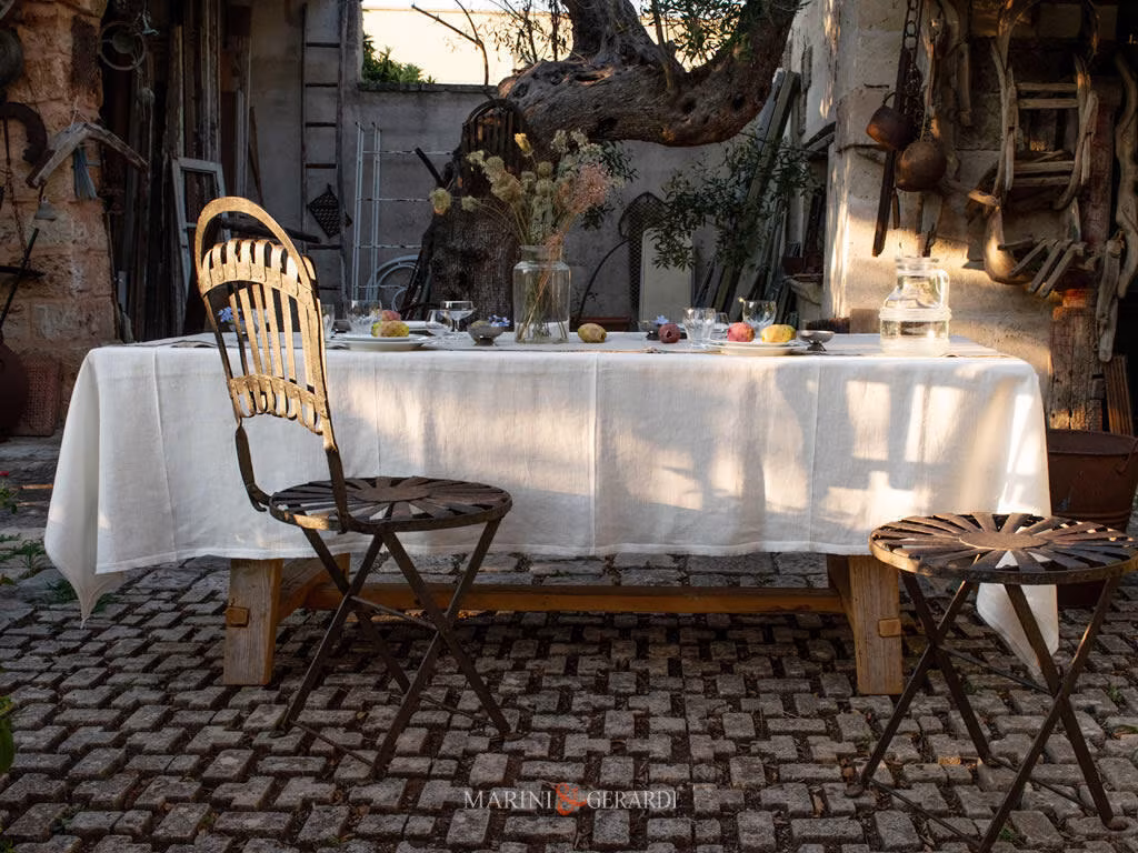 Tovaglie eleganti in lino bianco stile shabby con runner rustico Tovaglie eleganti in lino bianco stile shabby con runner rustico - Marini&Gerardi