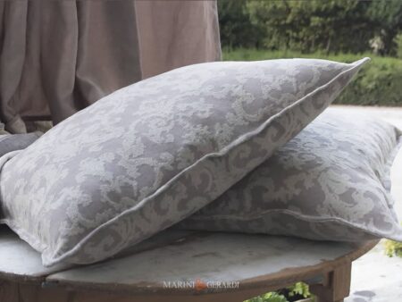 Cuscini Arredo In Lino Jacquard Rosa Antico Su Tavolo In Giardino