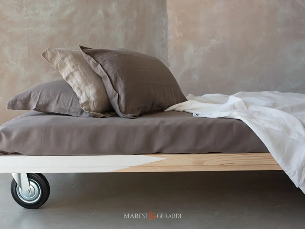 Lenzuola Letto Terra Umbra Bianco Collezione Duchessa Biancheria In Lino DUCHESSA - Set Lenzuola Matrimoniali Lino 100% + Federe