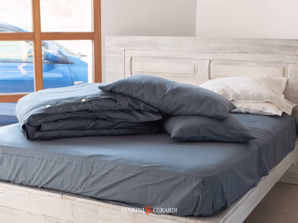 Lenzuola Lord Byron Tessuto Lino Blue Navy Con Copripiumino Lenzuola Lord Byron Tessuto Lino Blue Navy Con Copripiumino