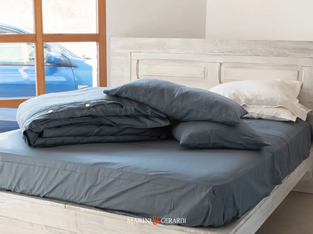 Lenzuola Lord Byron Tessuto Lino Blue Navy Con Copripiumino Lenzuola Lord Byron Tessuto Lino Blue Navy Con Copripiumino