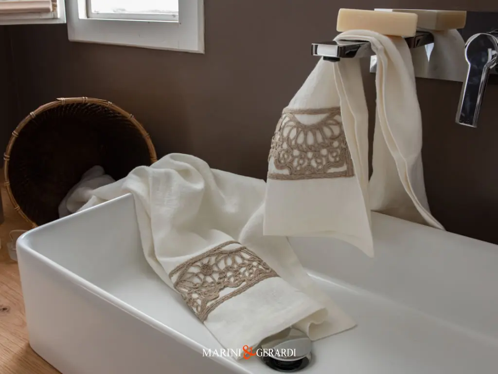 Set Asciugamani Classici Di Lusso In Lino Panna Con Ricamo Set Asciugamani Classici Di Lusso In Lino Panna Con Ricamo