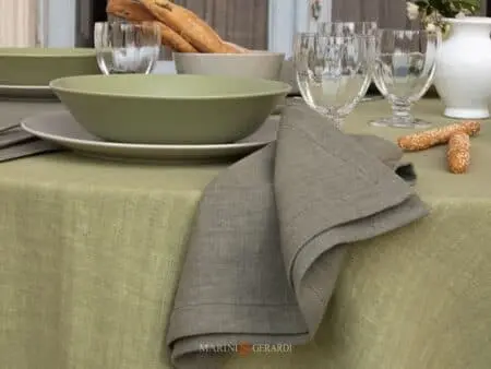 Tavola Rotonda Con Tovaglioli In Puro Lino Verde Marcio Pistacchio