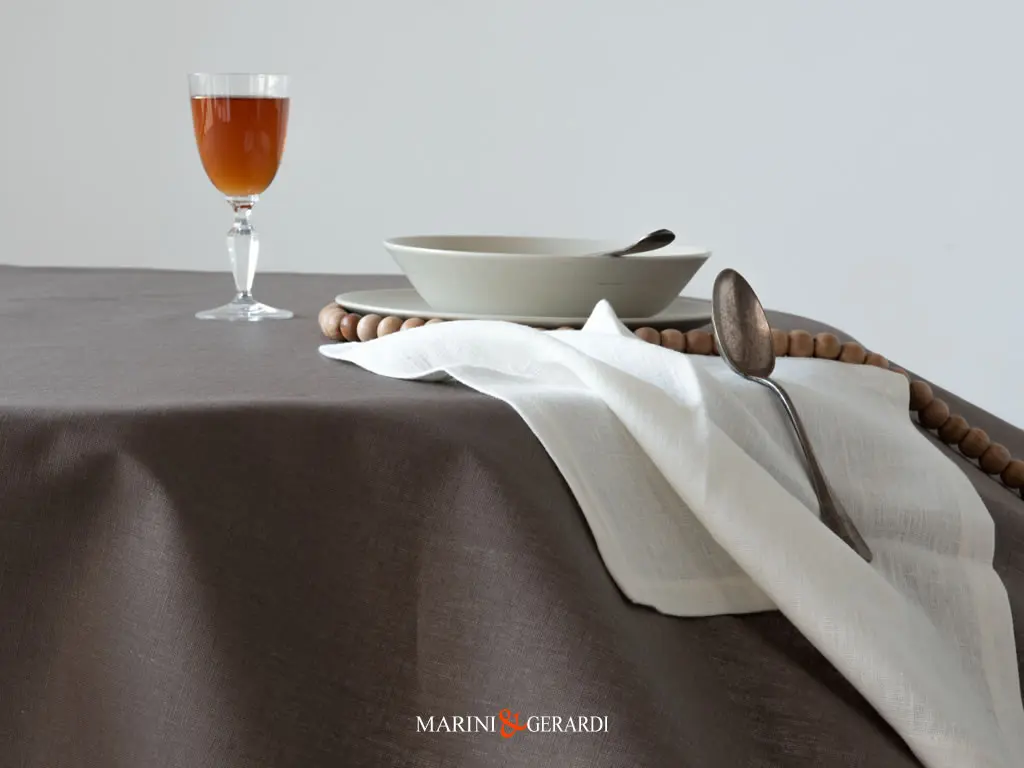 Tovaglia Antimacchia Lino Idrorepellente Colore Marrone Tovaglia Antimacchia Lino Idrorepellente Colore Marrone