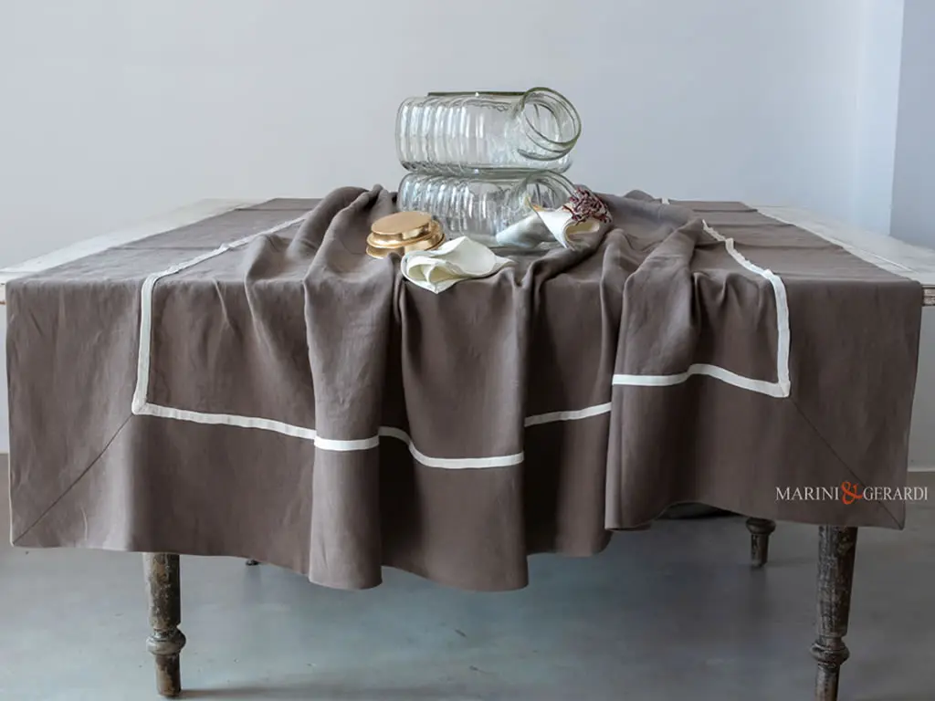 Tovaglia Con Tovaglioli Promessa Di Matrimonio In Lino Un Classico Pranzo Di Nozze Tovaglia Con Tovaglioli Promessa Di Matrimonio In Lino Un Classico Pranzo Di Nozze