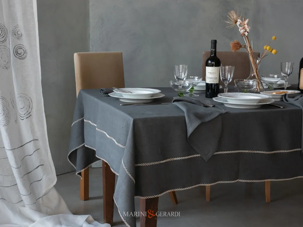 Tovaglia Elegante Di Lino Ricamata Su Misura In Grigio Antracite Tovaglia Elegante Di Lino Ricamata Su Misura In Grigio Antracite