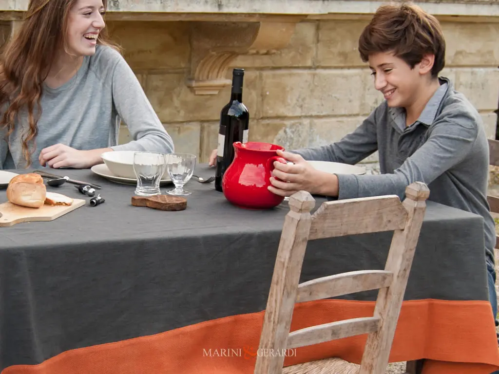 tovaglia grigio antracite elegante in puro lino bordo arancio tovaglia grigio antracite elegante in puro lino bordo arancio