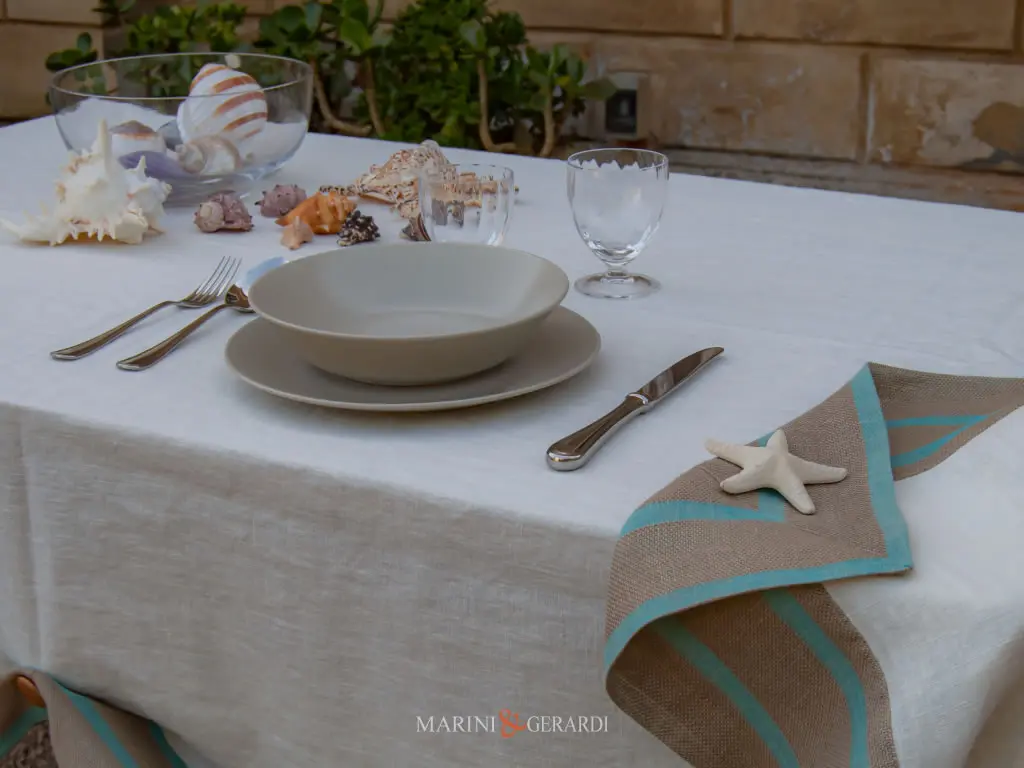 Tovaglia In Lino Stoccolma Bianca Bordo Rigato Azzurro Tovaglia In Lino Stoccolma Bianca Bordo Rigato Azzurro