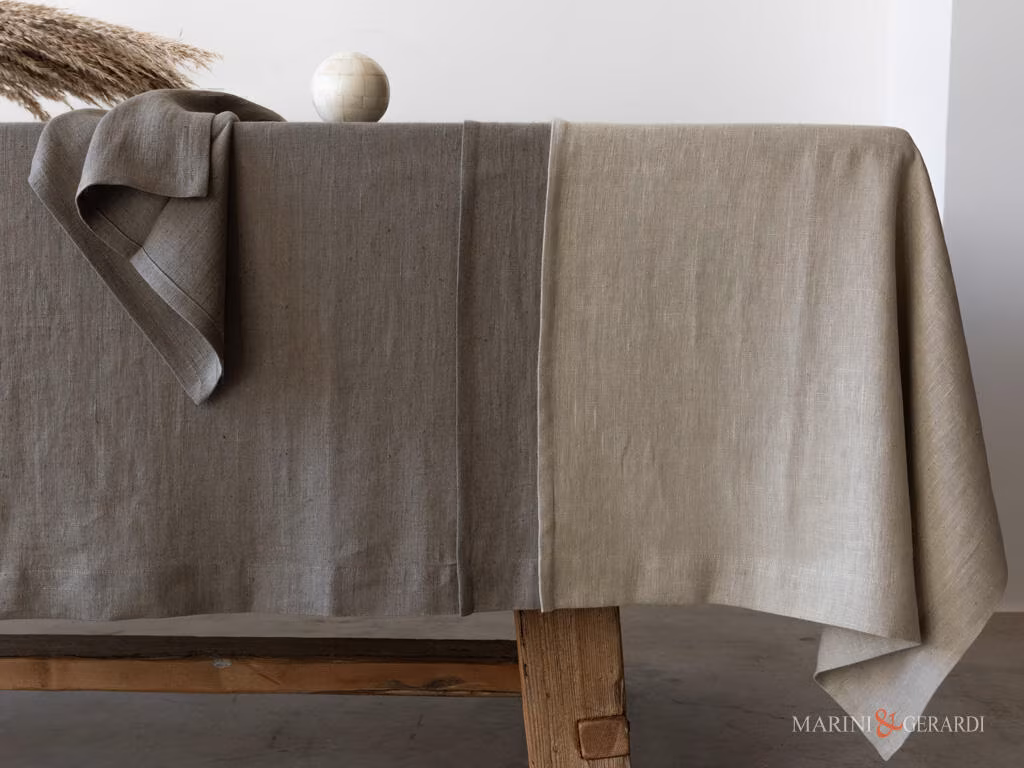 Tovaglia originale su misura di lino bicolore con tovaglioli Tovaglia originale su misura di lino bicolore con tovaglioli