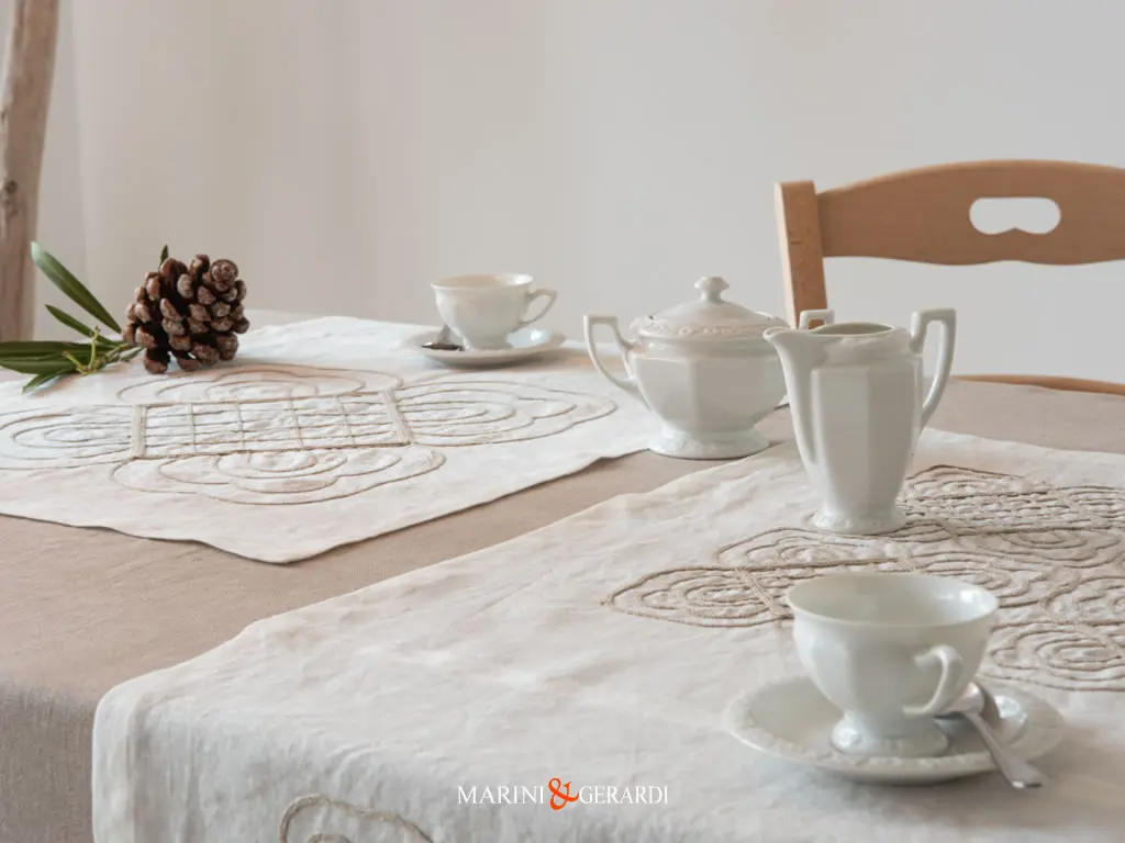 Tovaglie Da Tavola Eleganti Con Runner Ricamato In Lino Panna Tovaglie Da Tavola Eleganti Con Runner Ricamato In Lino Panna