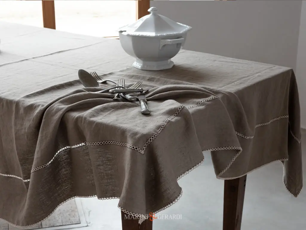 Tovagliia Da Tavola Lino Con Ricamo Bordo A Cappuccio Colore Caffelatte Tovagliia Da Tavola Lino Con Ricamo Bordo A Cappuccio Colore Caffelatte