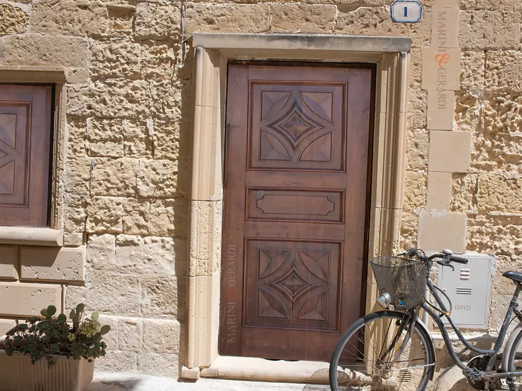 vecchi portoni da esterno in legno massello scolpiti lecce vecchi portoni da esterno in legno massello scolpiti lecce