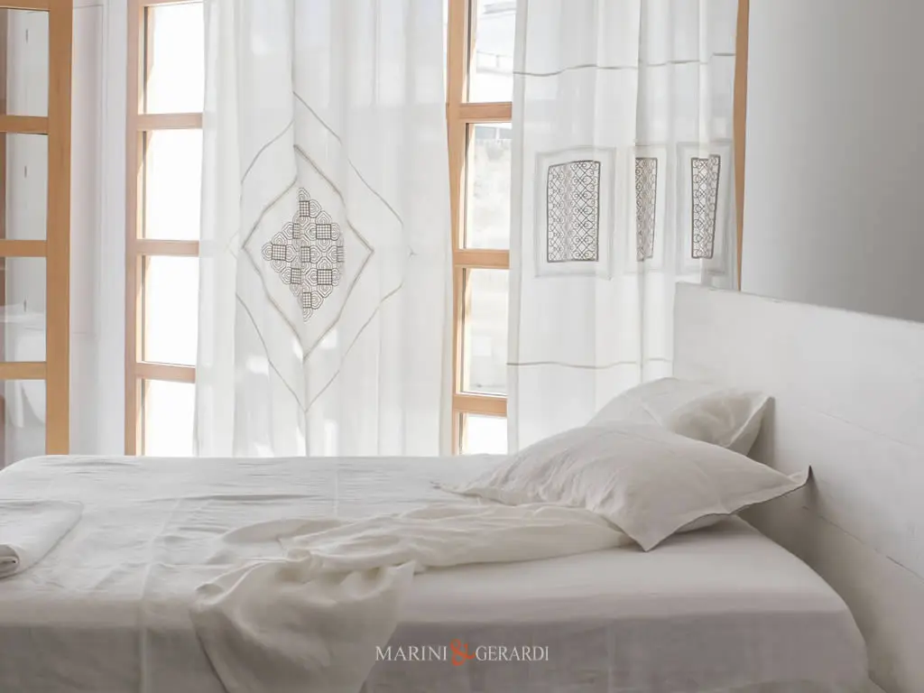 Tende DI Lino Stropicciate E Lenzuola Matrimoniali Bianche - Marini e Gerardi Tende DI Lino Stropicciate E Lenzuola Matrimoniali Bianche