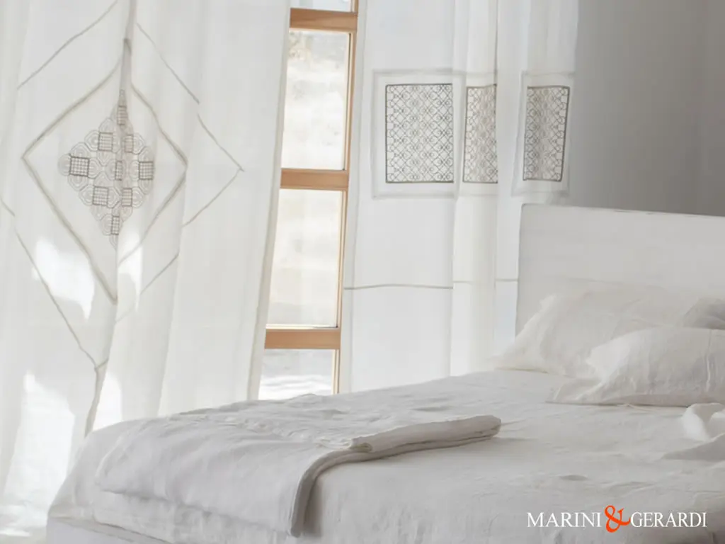 Tende Di Lino Stropicciate E Lenzuola Bianche Tende Di Lino Stropicciate E Lenzuola Bianche