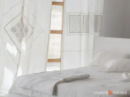 Tende Di Lino Stropicciate e Lenzuola Bianche