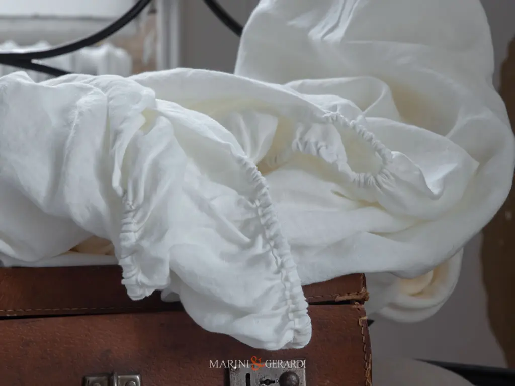 Lenzuola Sotto Con Elastici Per Letto In Lino Bianco Acaya Lenzuola Sotto Con Elastici Per Letto In Lino Bianco Acaya