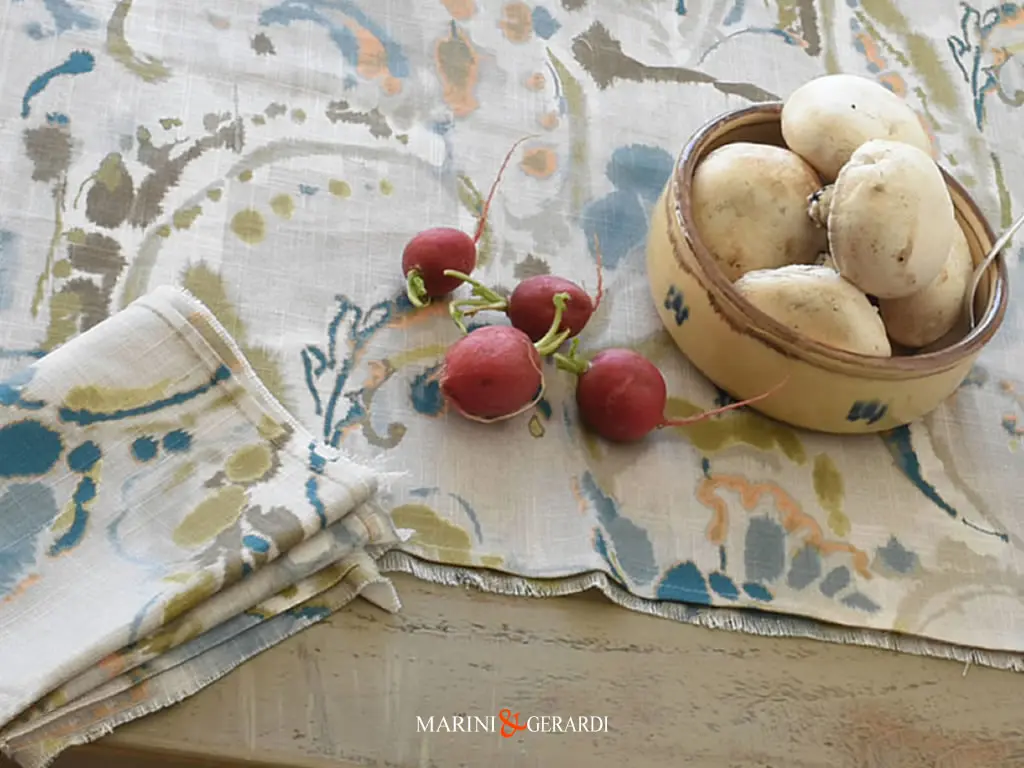 Runner Tavolo Shabby In Lino A Fiori Base Panna E Azzurro Runner Tavolo Shabby In Lino A Fiori Base Panna E Azzurro