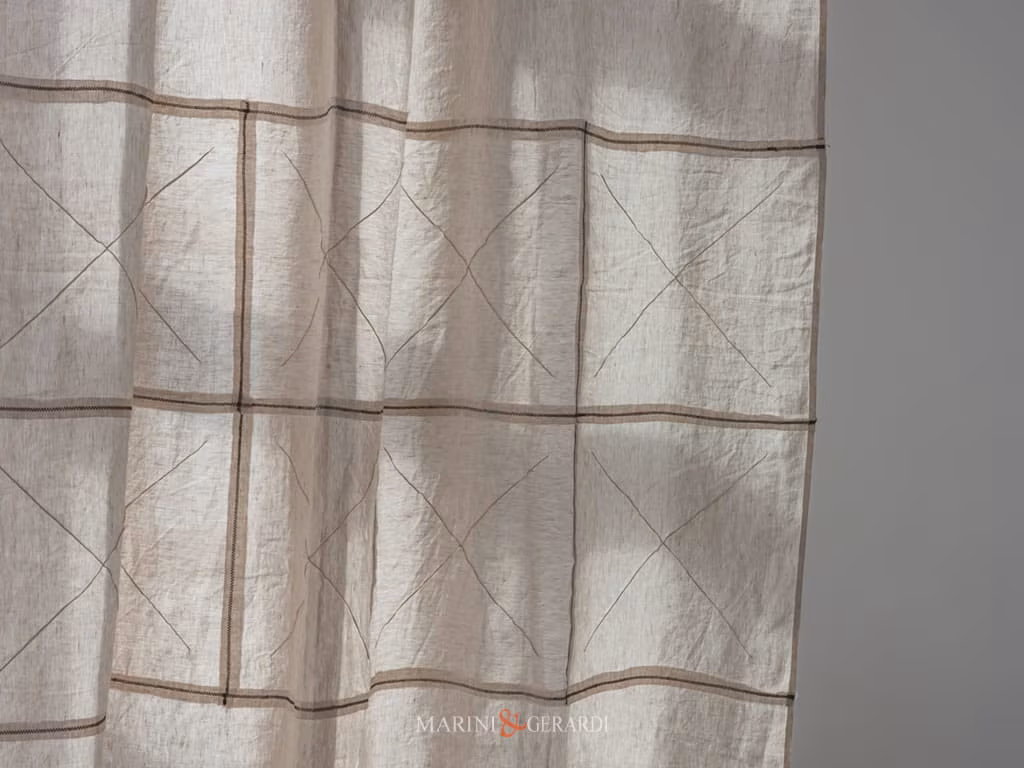 Tenda Intermi Moderna In Lino Stropicciato Colore Ecru Con Ricamo Torre Suda