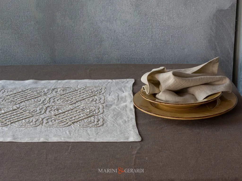 runner con ricamo in lino su tovaglia colore terra unbra runner con ricamo in lino su tovaglia colore terra unbra