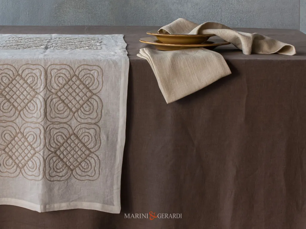 runner ricamo in lino su tovaglia terra unbra runner ricamo in lino su tovaglia terra unbra