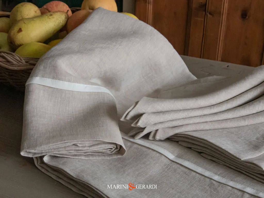 Tovaglia E Tovaglioli Puro Lino Stropicciato Ecru Inserto In Bianco Tovaglia E Tovaglioli Puro Lino Stropicciato Ecru Inserto In Bianco