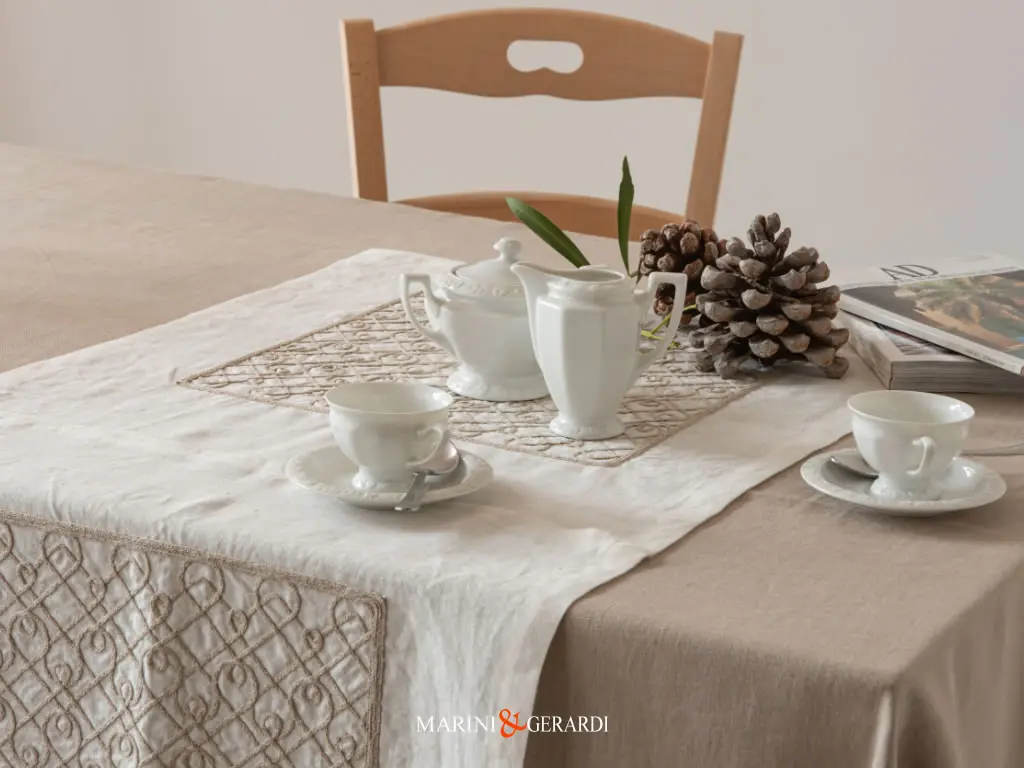 Tovaglia Moderna Runner Classico Con Ricamo In Puro Lino 01 Tovaglia Moderna Runner Classico Con Ricamo In Puro Lino 01