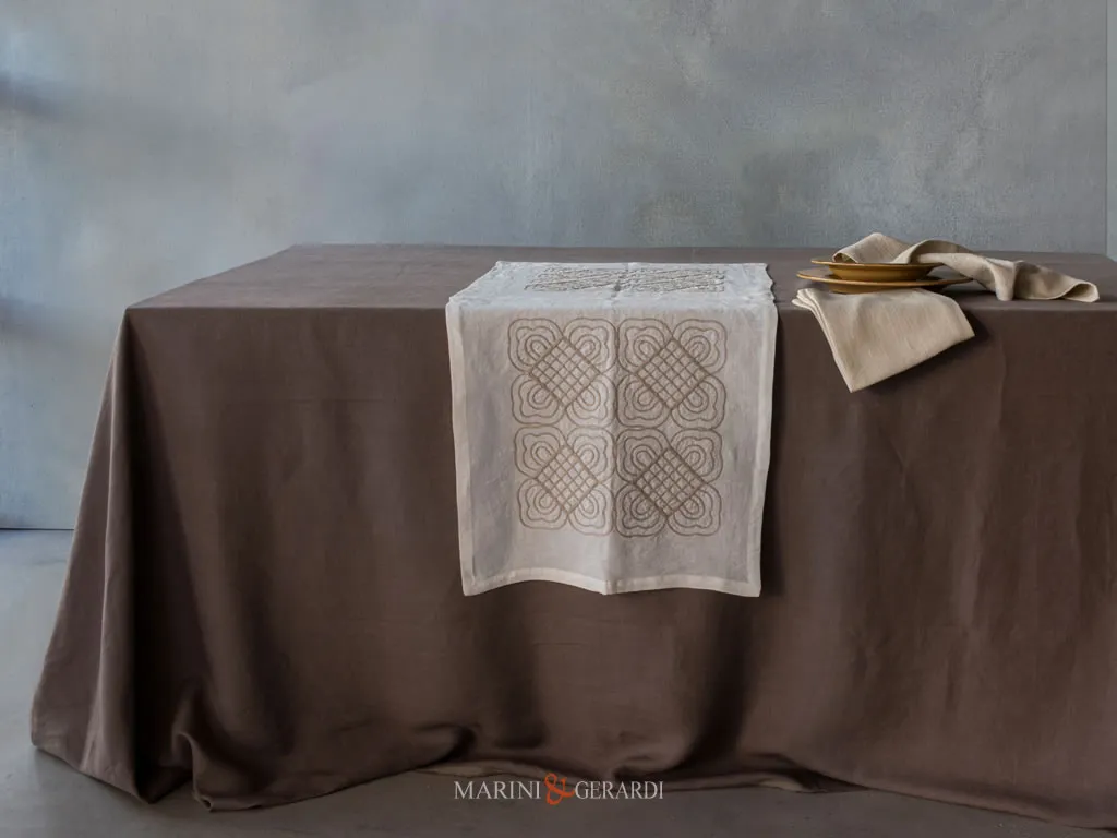 tovaglia runner in lino terra unbra con ricamo tovaglia runner in lino terra unbra con ricamo