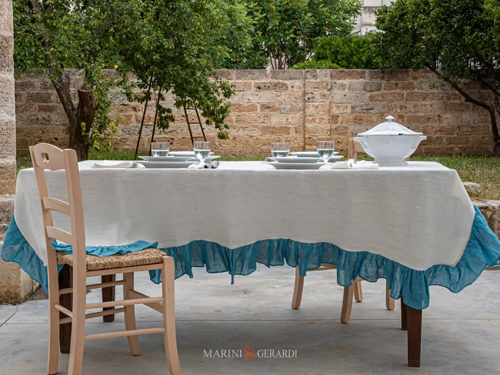 PARIGI FRU FRU - Tovaglia Lino Shabbyi Con Balza Azzurro Cielo PARIGI FRU FRU - Tovaglia Lino Shabby Con Balza Azzurro Cielo