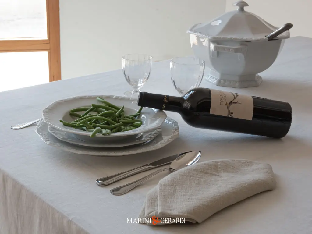 Tovaglioli Eleganti In Lino Ecru Con Tovaglia Bianca Classica Tovaglioli Eleganti In Lino Ecru Con Tovaglia Bianca Classica