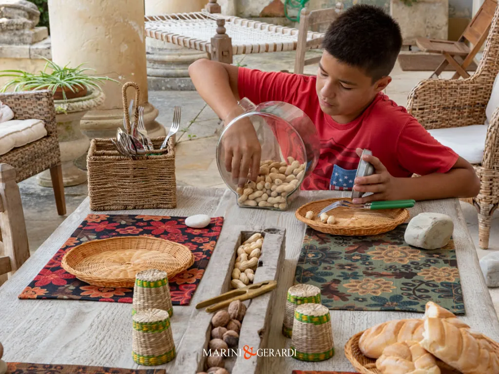 Tovaglietta Americana Colazione Fiori Rossi Verdi Con Ragazzo Tovaglietta Americana Colazione Fiori Rossi Verdi Con Ragazzo