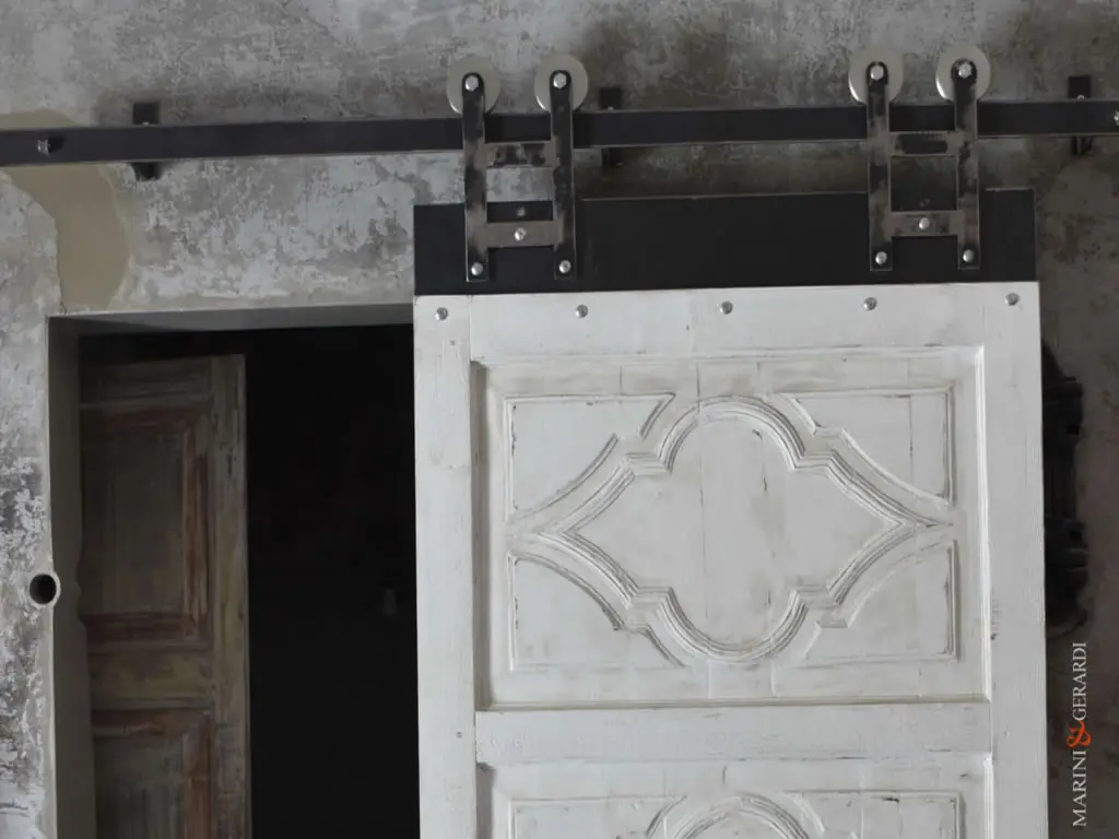 Porta Scorrevole In Legno Massello Scolpita Decapata Bianca Porta Scorrevole In Legno Massello Scolpita Decapata Bianca