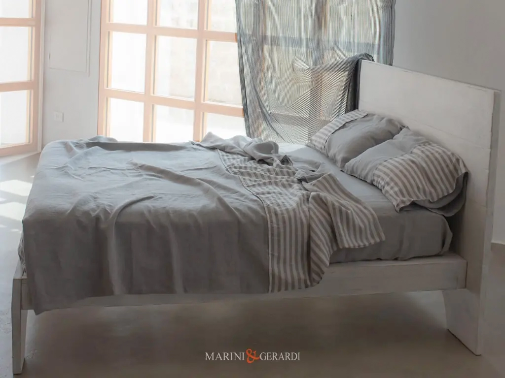 Completo letto in lino con applicazioni a righe lenzuola copripiumino cenere.jpg Completo letto in lino con applicazioni a righe lenzuola copripiumino cenere.jpg