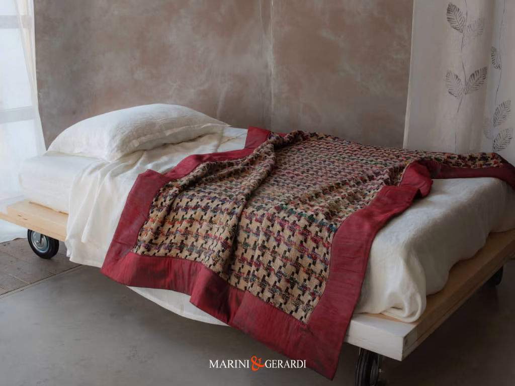Coperta Letto Elegante In Seta Bordo Rosso Shantung Coperta Letto Elegante In Seta Bordo Rosso Shantung