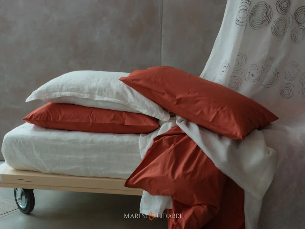 Federe Cuscini Letto Rosso Mattone In Cotone Pettinato Federe Cuscini Letto Cotone rosso Mattone In Cotone Pettinato