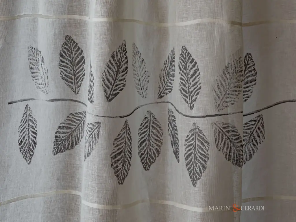 Foglie Disegno Artigianale Su Tenda In Lino Collezione Noa Foglie Disegno Artigianale Su Tenda In Lino Collezione Noa