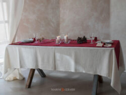 Tovaglia in Lino Bianco o Corda con Runner Rosso