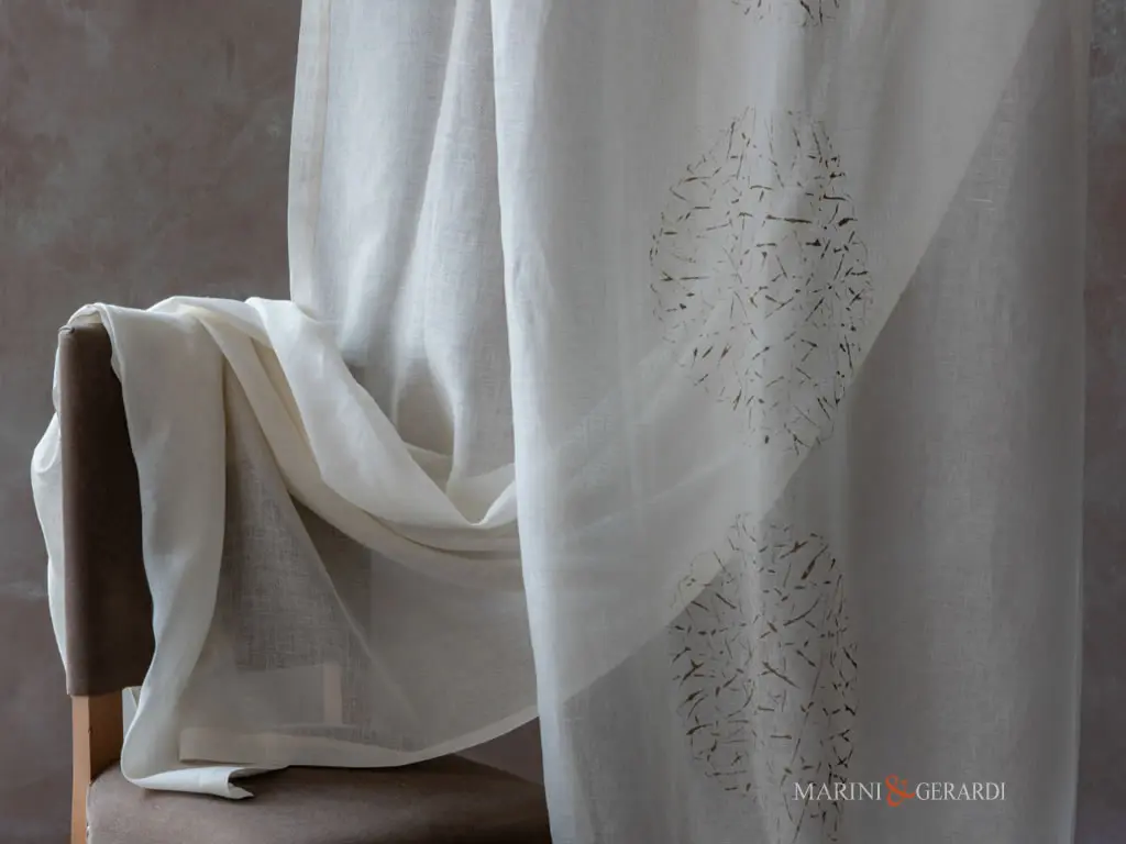 Tenda Con Doppio Pannello In Lino Disegno Tracce Delicate Trasparenze - Marini & Gerardi Tenda Con Doppio Pannello In Lino Disegno Tracce Delicate Trasparenze - Marini & Gerardi