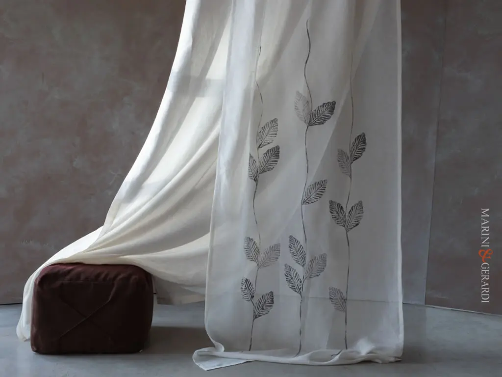 Tenda Interni Minerva Con Tessuto.bianco Filtrante In Lino Design Foglie Tenda Interni Minerva Con Tessuto.bianco Filtrante In Lino Design Foglie