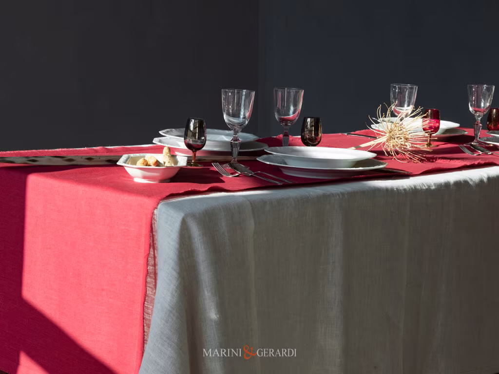 tovaglia elegante con runner rosso tovaglioli in lino bianco tovaglia elegante con runner rosso tovaglioli in lino bianco