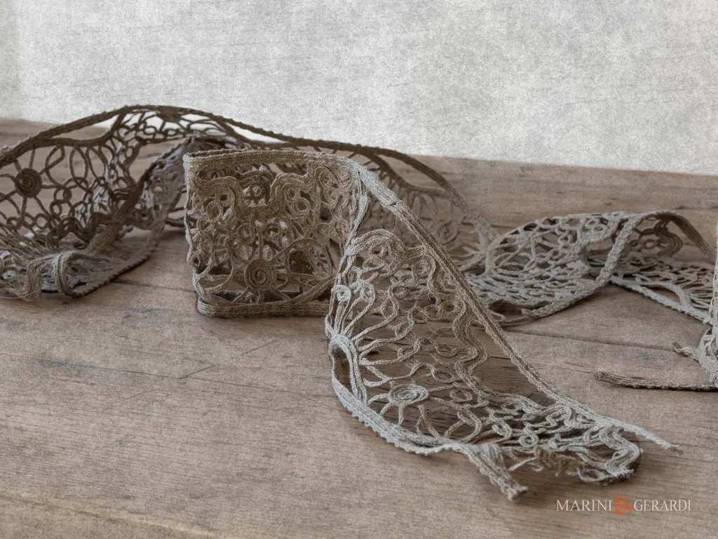 Tende classiche eleganti per interni di lusso con passamaneria in lino Tende classiche eleganti per interni di lusso con passamaneria