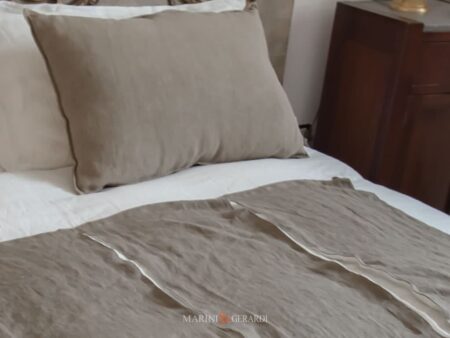 applicazione su copripiumino matrimoniale tessuto lino con tagli verticali