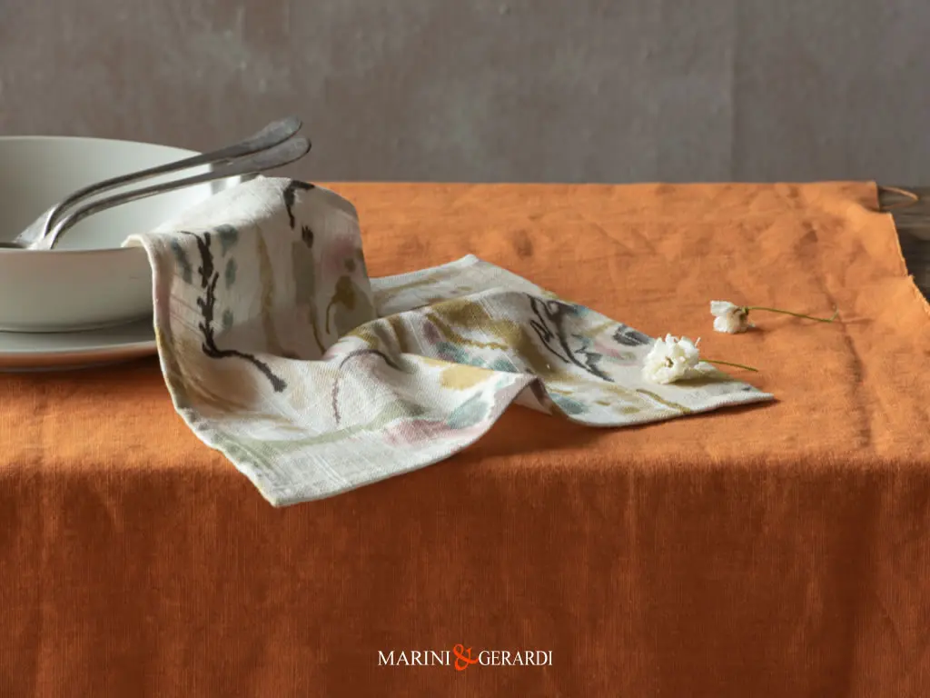 tovaglioli design fiori in astratto runner tavolo kaki in lino parioli tovaglioli design fiori in astratto runner tavolo kaki in lino parioli