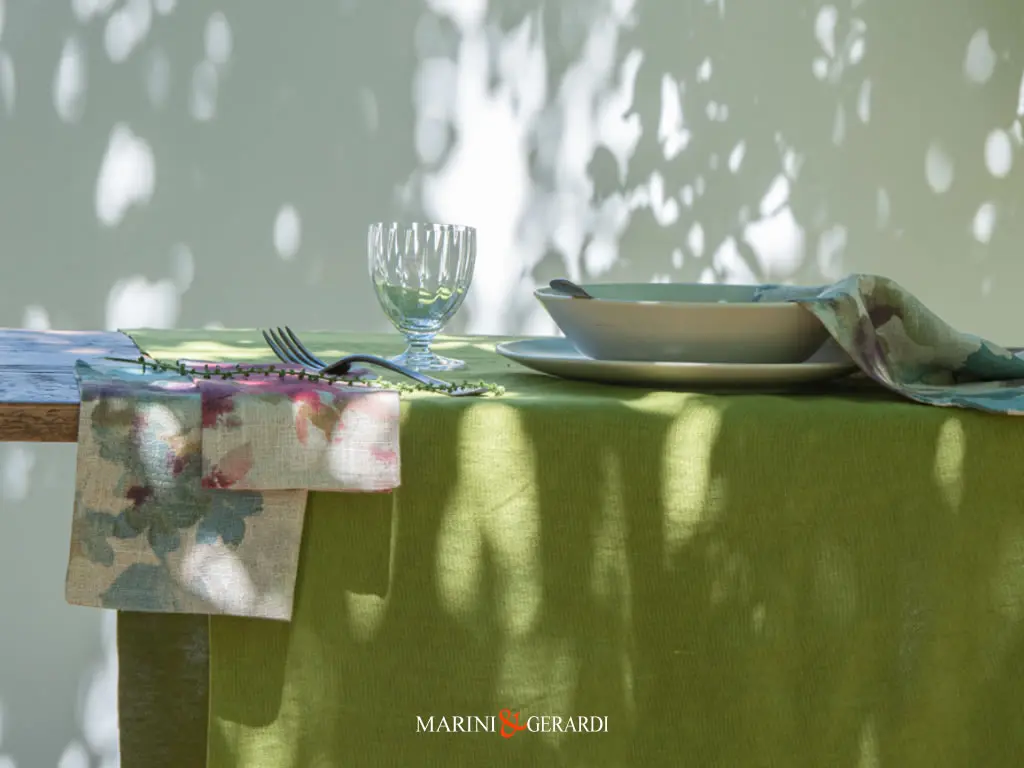 tovaglioli fiori acqurello blu fucsia su runner pistacchio lino trastevere tovaglioli fiori acqurello blu fucsia su runner pistacchio lino trastevere