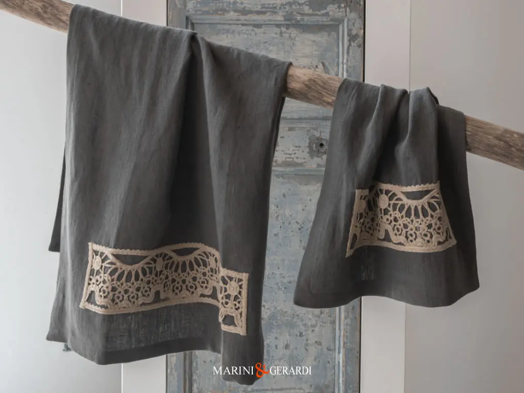 asciugamani bagno in lino antracite con ricamo applicato asciugamani bagno in lino antracite con ricamo applicato