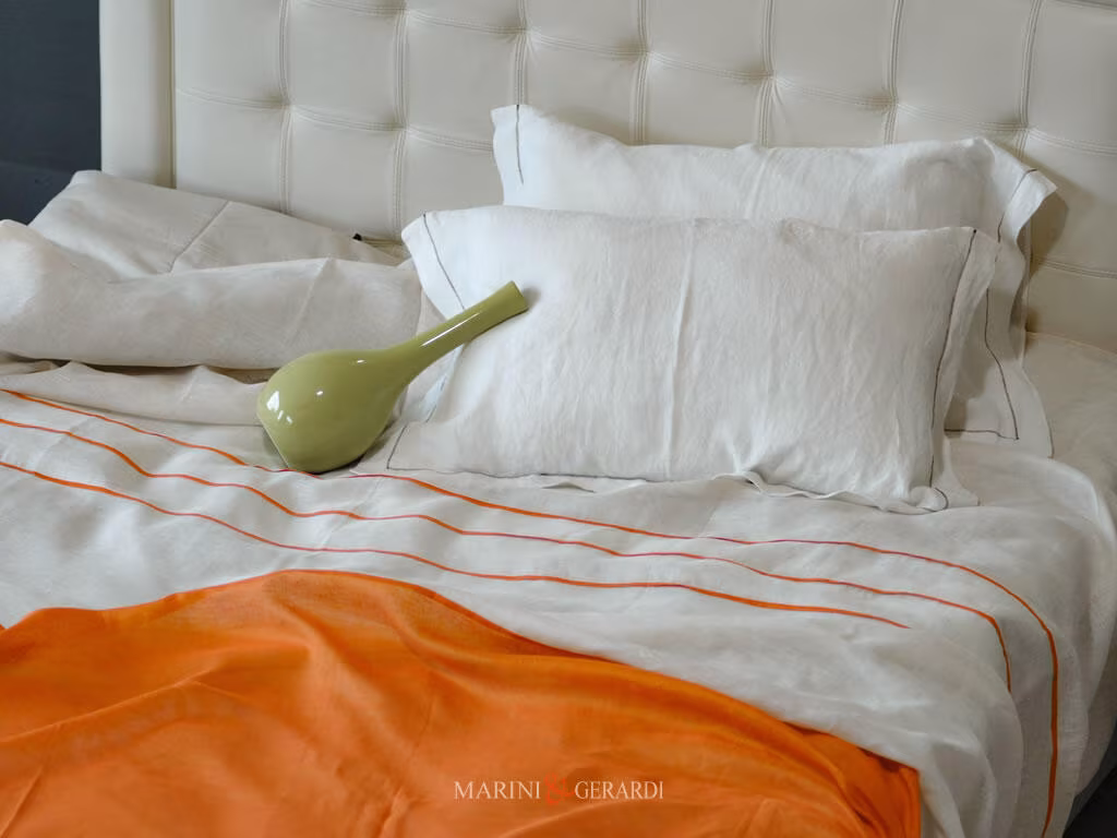 biancheria letto in lino bianco arancio con lenzuola e guanciali biancheria letto in lino bianco arancio con lenzuola e guanciali