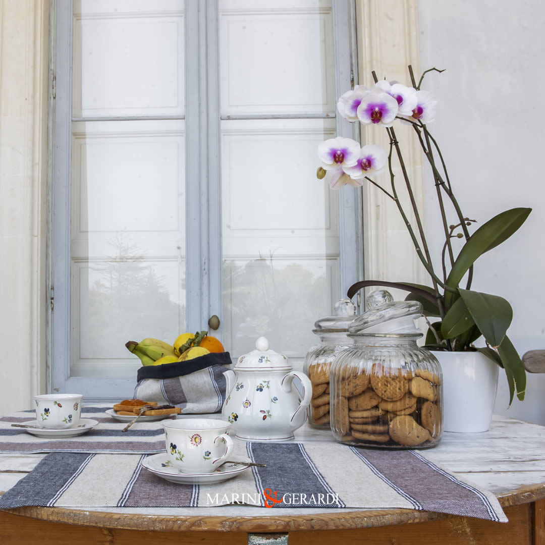 centro tavola con runner in lino fa bella la tua casa