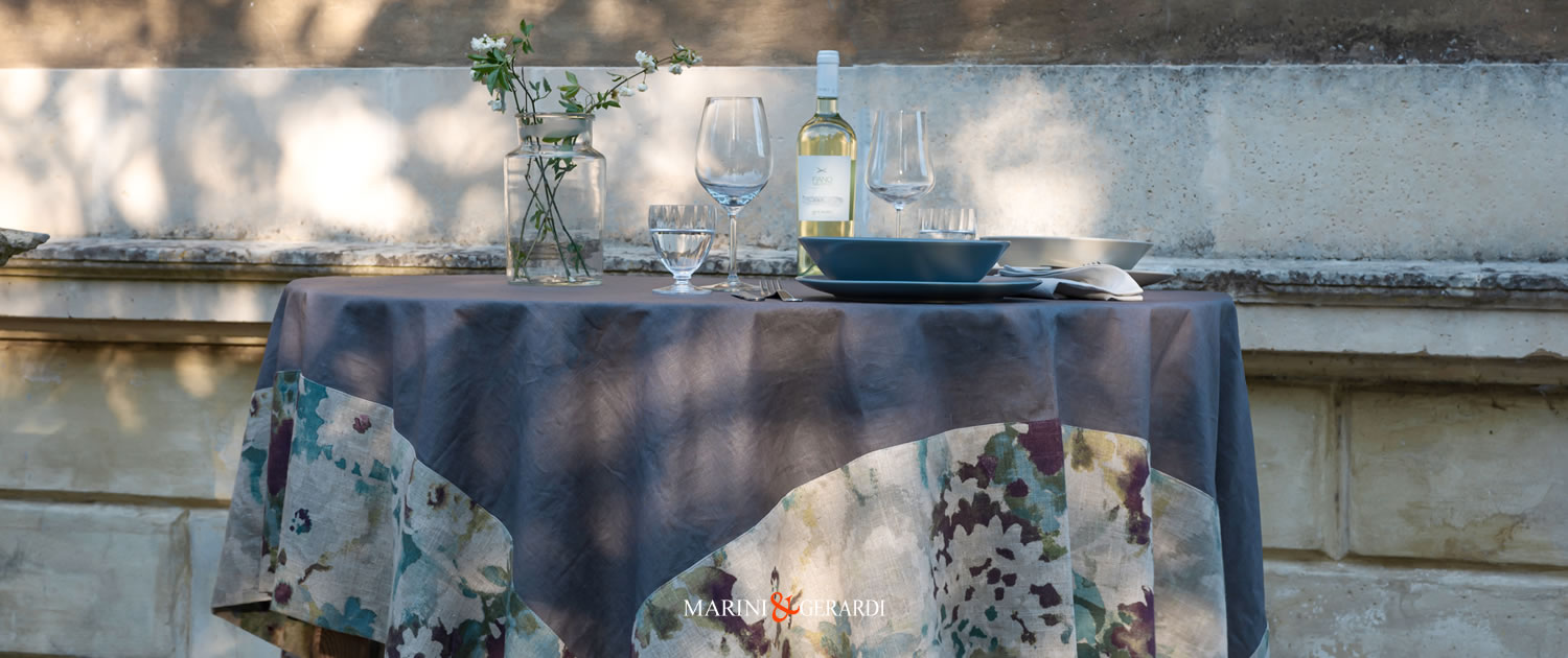 Tovaglia Rotonda Antimacchia in lino blu idrorepellente su misura | Marini e Gerardi